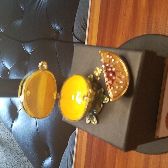 Beautiful Melon Trinket Collectible - Picture 3 of 8